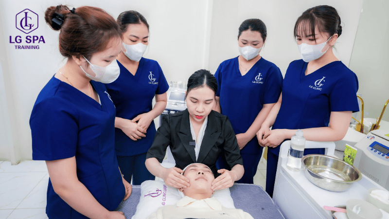 thực hành trong khóa học spa chuyên sâu da liễu