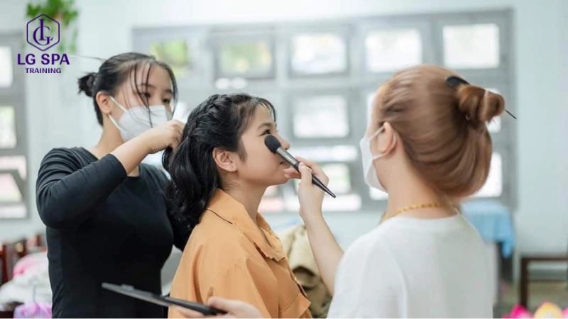 Học xong 12 nên học nghề gì? Nghề trang điểm