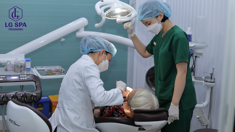 Học xong cấp 3 nên làm gì? Nghề phụ tá nha khoa