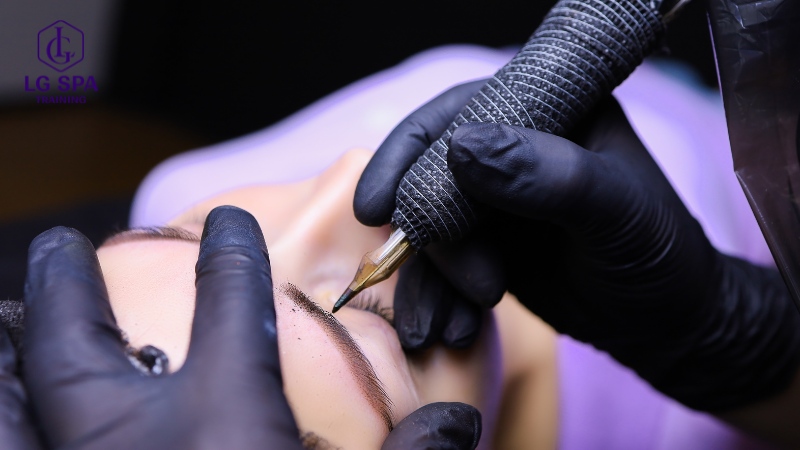 Tốt nghiệp cấp 3 nên học nghề gì? Thợ phun xăm thẩm mỹ