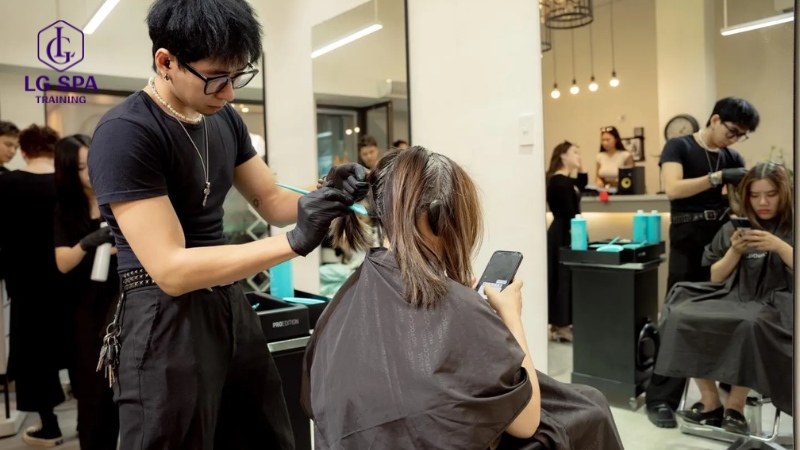 Nghề cắt tóc là một trong những nghề chỉ cần bằng cấp 3