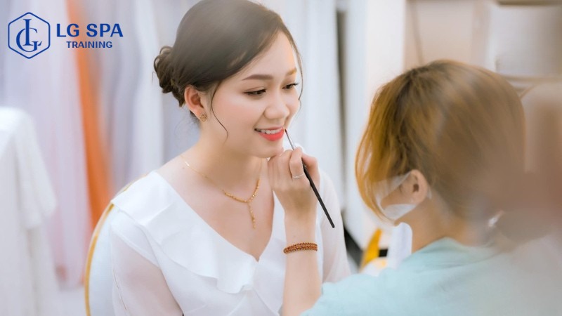 Không có bằng cấp 3 thì làm nghề gì lương cao? Nghề trang điểm 