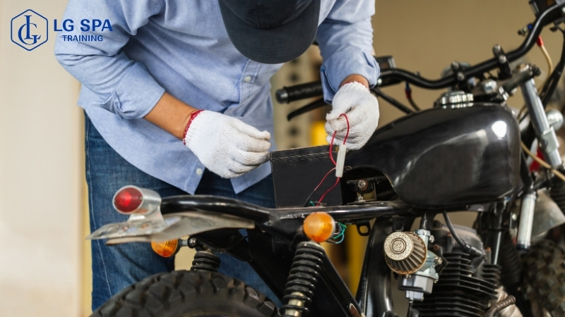 15 tuổi học nghề sửa xe