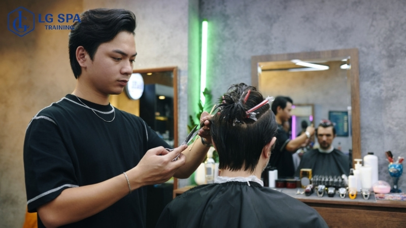 15 tuổi học nghề thợ cắt tóc