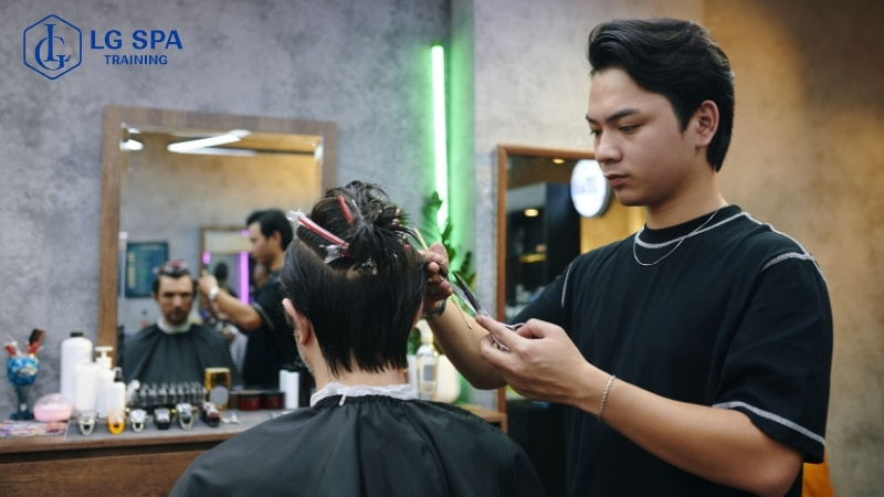 16 tuổi học nghề cắt và tạo kiểu tóc
