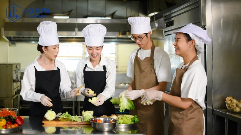 18 tuổi học nghề đầu bếp