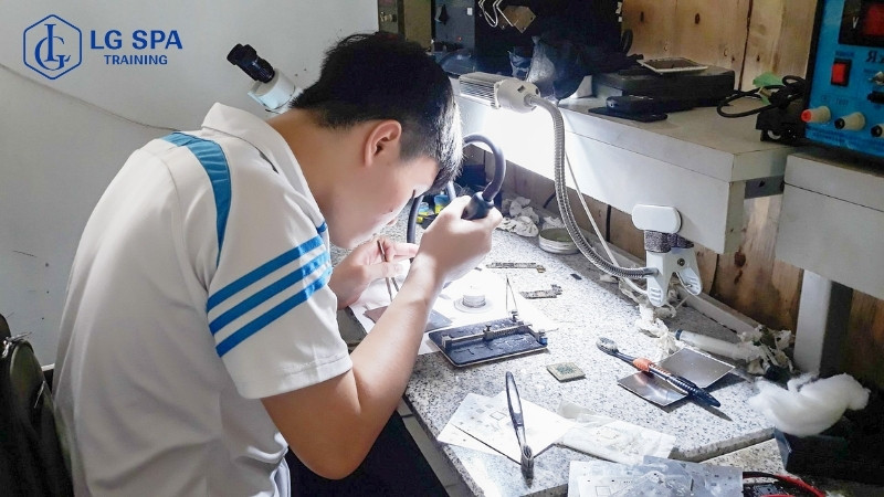 19 tuổi học nghề sửa chữa điện thoại laptop