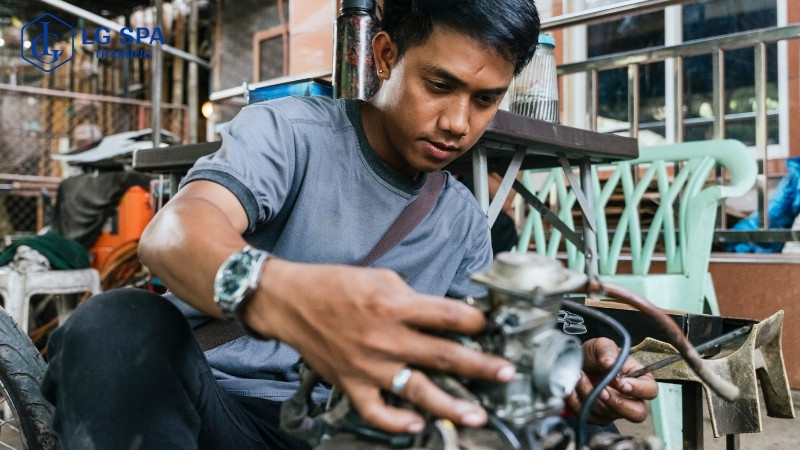 19 tuổi học nghề sửa chữa xe máy