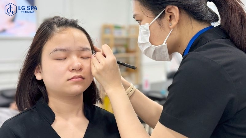 20 tuổi học nghề phun xăm thẩm mỹ