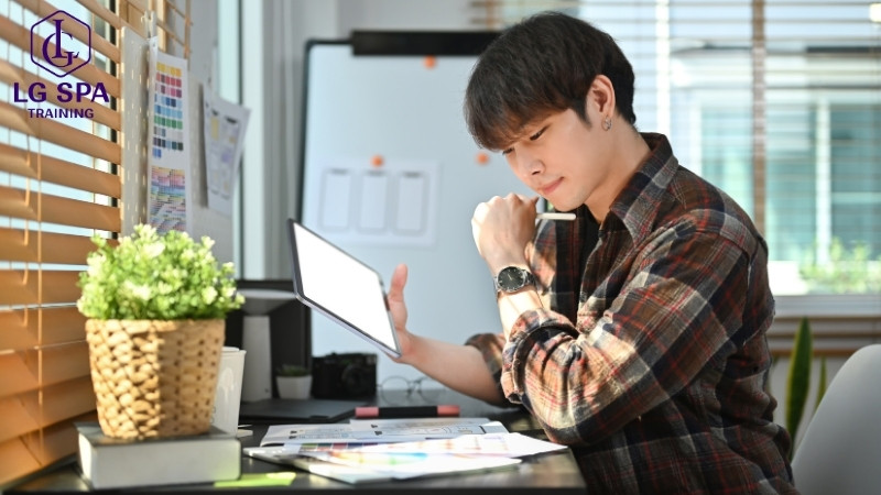 22 tuổi làm nghề biên tập viên