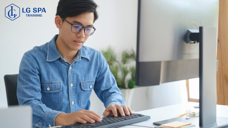 Nam 35 tuổi chuyển nghề làm lập trình viên