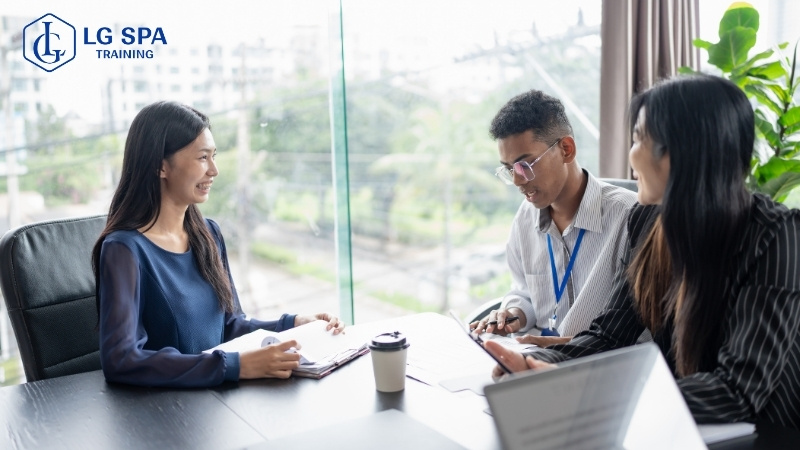 con gái học ngành hành chính nhân sự dễ xin việc