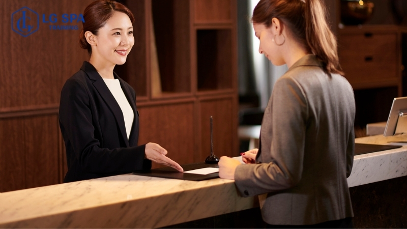 con gái học ngành nhà hàng khách sạn dễ xin việc