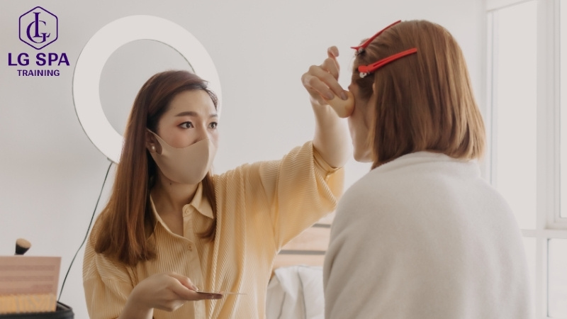 học làm trang điểm ở tuổi 33