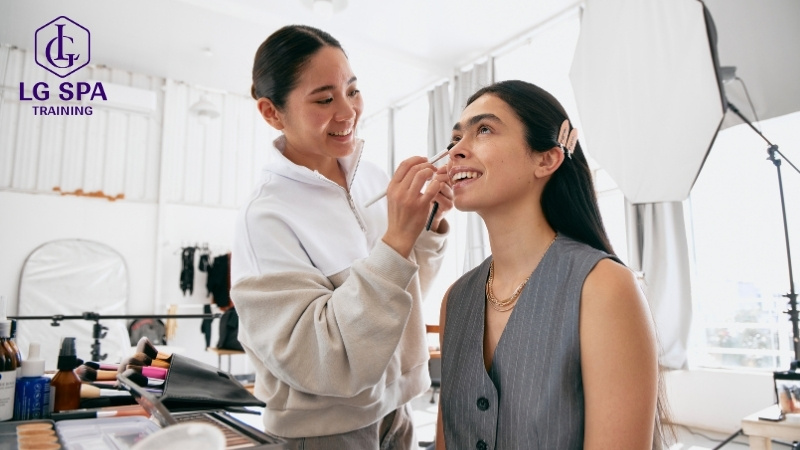 Những công việc ổn định không cần bằng cấp​? Nghề chuyên viên trang điểm