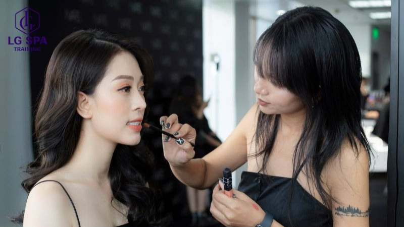 nghề chuyên viên trang điểm