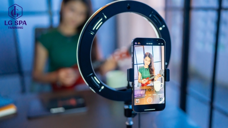 nghề không cần bằng cấp 2 content creator