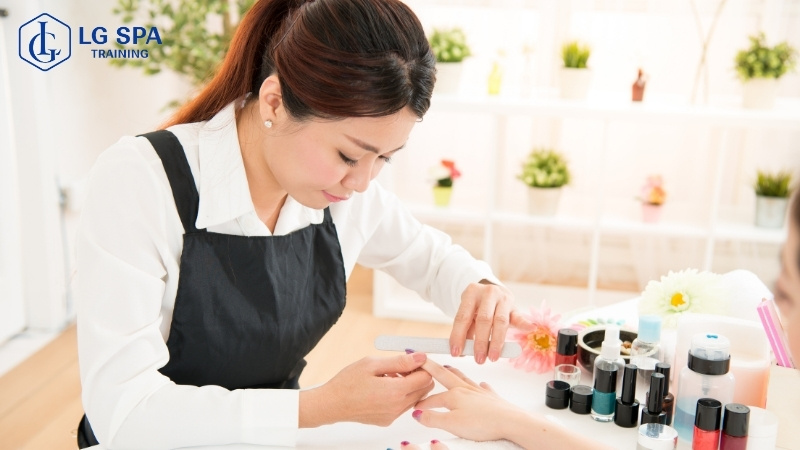 nữ 30 tuổi học nghề làm nail