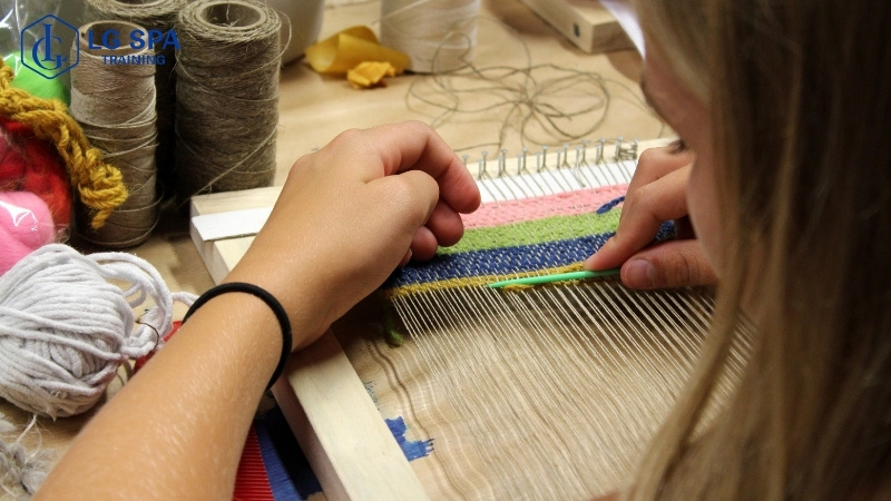 nữ 30 tuổi học nghề thủ công thẩm mỹ