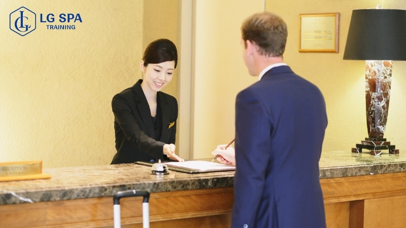 nữ 30 tuổi làm nghề nhà hàng khách sạn