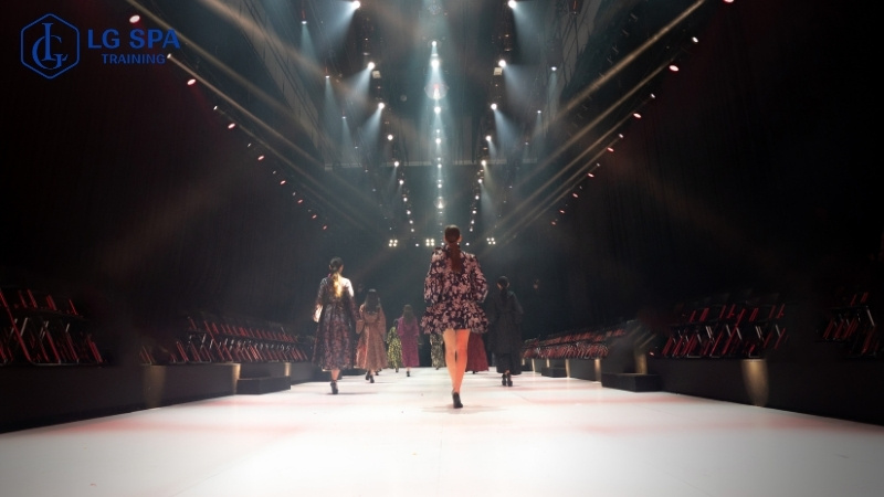 nữ có thể học nghề người mẫu không cần bằng cấp