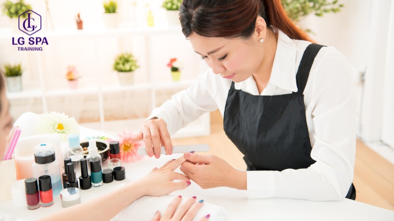 phụ nữ làm nail
