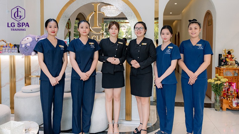 phụ nữ làm nghề spa chuyên nghiệp